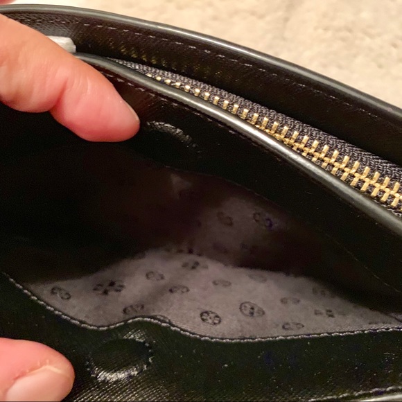 ✅SOLD ✅Tory Burch Robinson Saffiano Wristlet - Picture 5 of 8